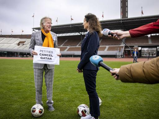 Marianne van Leeuwen, KNVB-Direktorin für Profifußball, erhält bei einem Treffen im Olympiastadion in Amsterdam eine Petition für die Verlegung der Weltmeisterschaft in Katar. 
