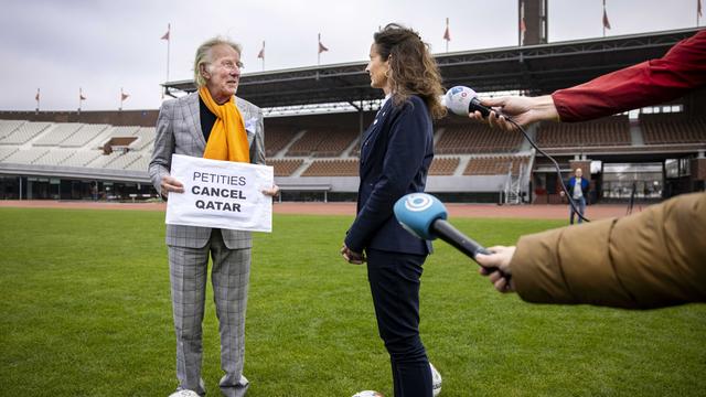 Marianne van Leeuwen, KNVB-Direktorin für Profifußball, erhält bei einem Treffen im Olympiastadion in Amsterdam eine Petition für die Verlegung der Weltmeisterschaft in Katar. 