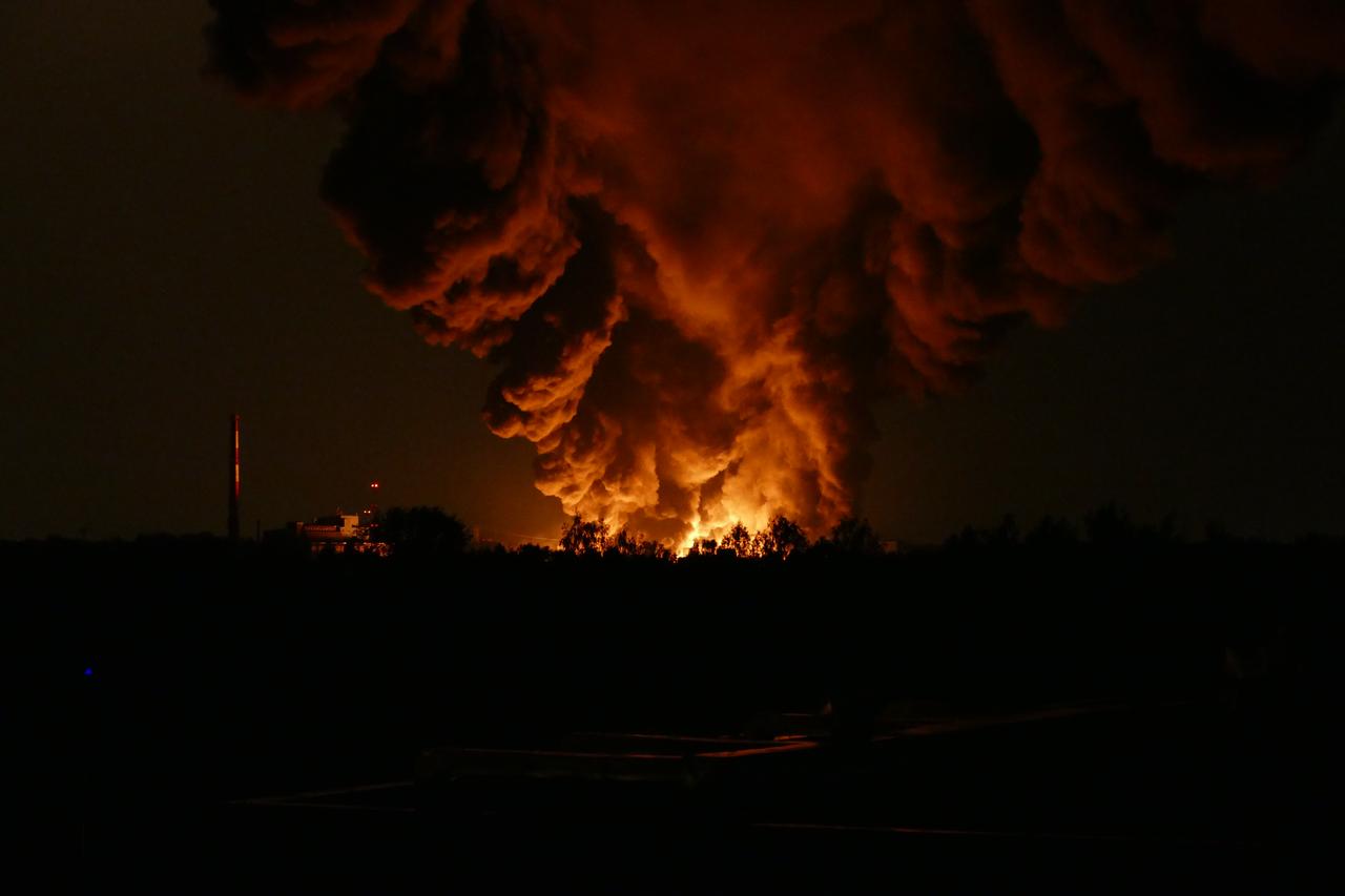Brand einer illegalen Mülldeponie bei Dunkelheit. Brand einer illegalen Mülldeponie bei Dunkelheit.