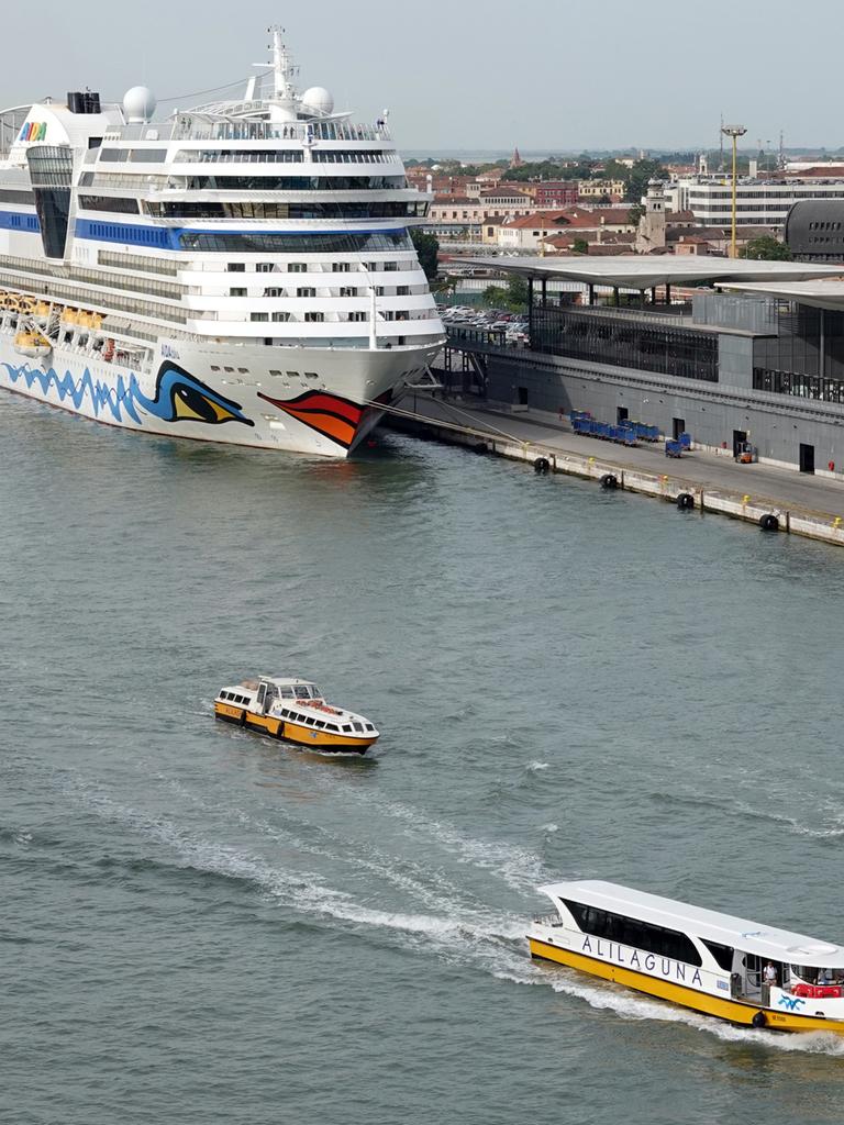 Ein Kreuzfahrtschiff liegt im Kreuzfahrt-Hafen von Venedig