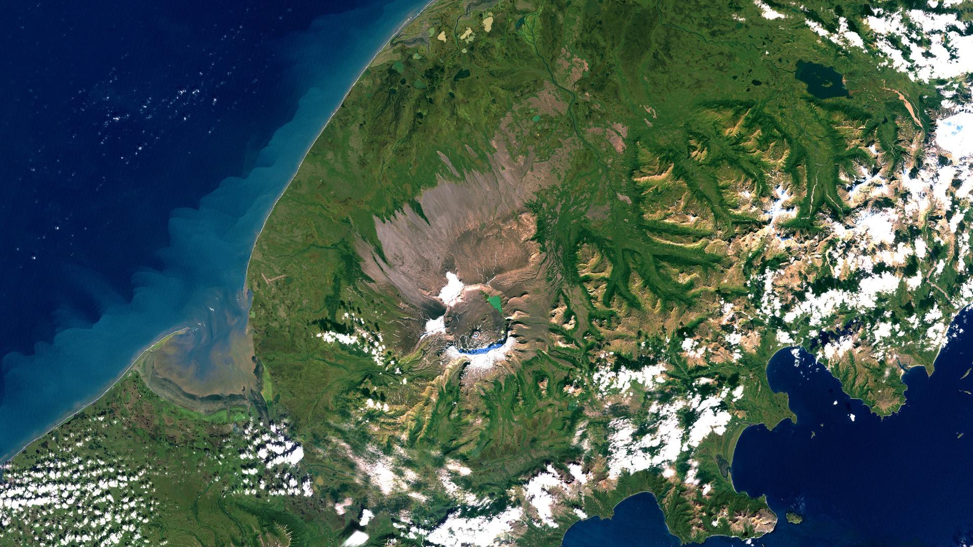 Luftaufnahme des Vulkans Anjakchak in Alaska