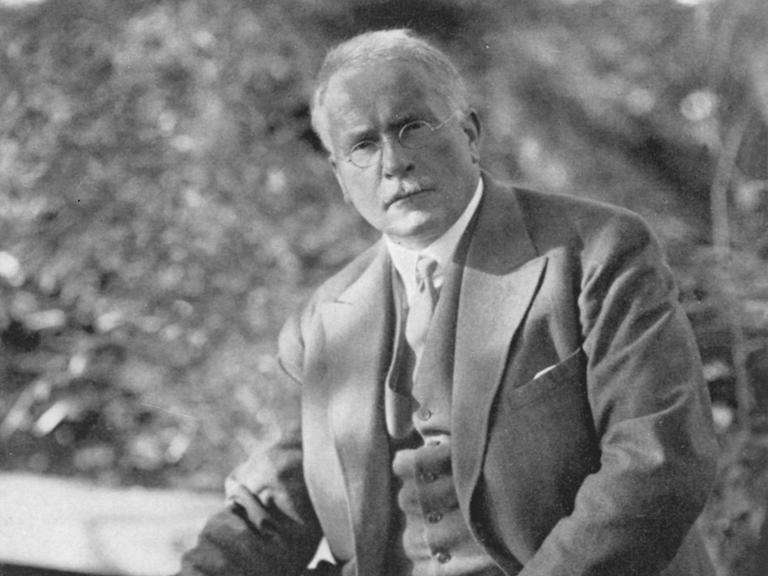 Carl Gustav Jung, sitzend, mit Pfeife