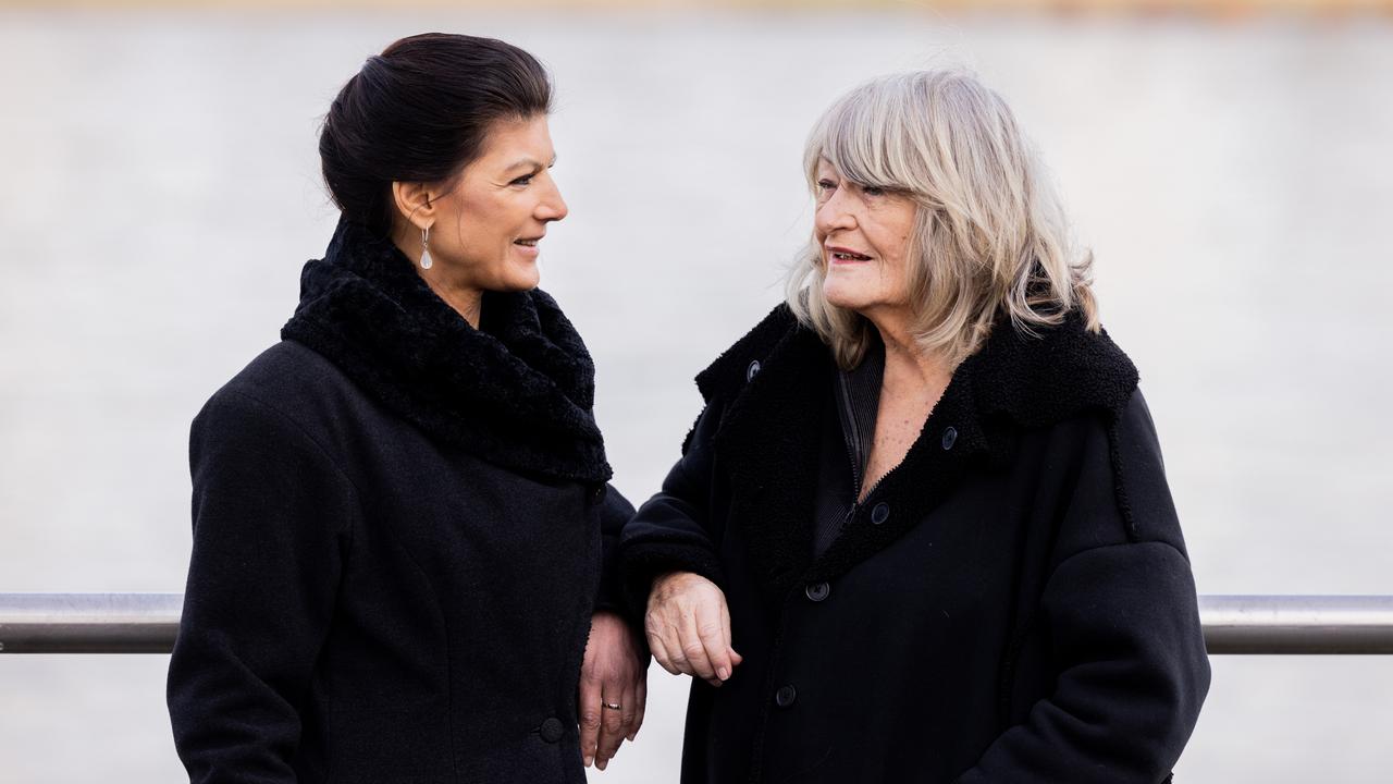 Die Linken-Politikerin Sahra Wagenknecht (l.) und die Journalistin Alice Schwarzer stehen nebeneinander an einem Geländer. Die Linken-Politikerin Sahra Wagenknecht (l.) und die Journalistin Alice Schwarzer stehen nebeneinander an einem Geländer.