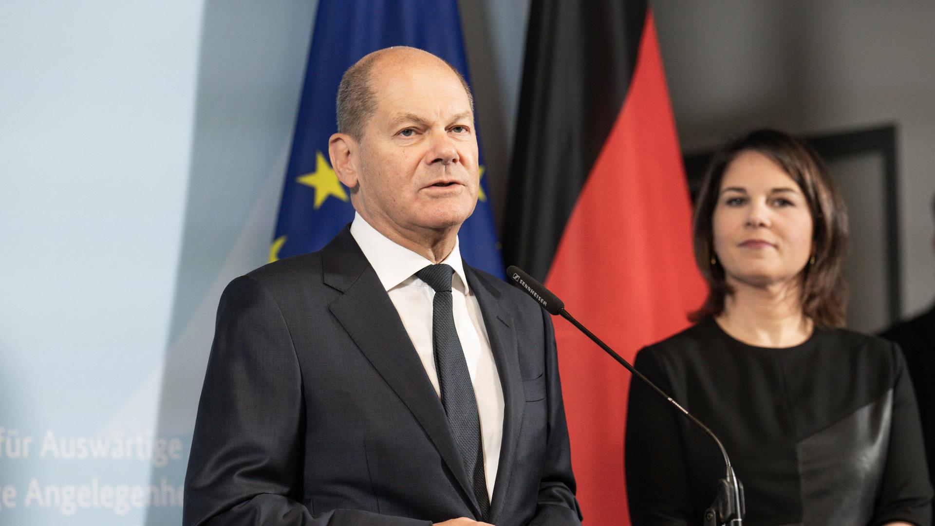 Bundeskanzler Olaf Scholz (SPD) steht neben Annalena Baerbock (Bündnis90/Die Grünen), Außenministerin Bundeskanzler Olaf Scholz (SPD) steht neben Annalena Baerbock (Bündnis90/Die Grünen), Außenministerin