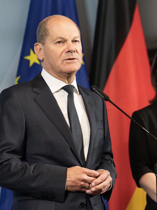 Bundeskanzler Olaf Scholz (SPD) steht neben Annalena Baerbock (Bündnis90/Die Grünen), Außenministerin