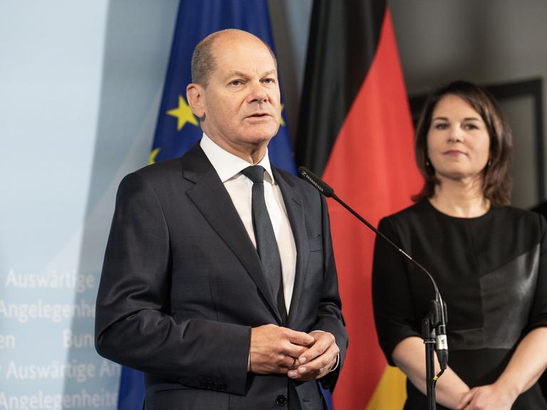 Bundeskanzler Olaf Scholz (SPD) steht neben Annalena Baerbock (Bündnis90/Die Grünen), Außenministerin