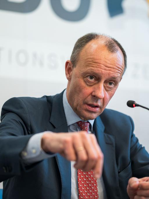 CDU-Vorsitzende Friedrich Merz spricht auf einer Pressekonferenz 