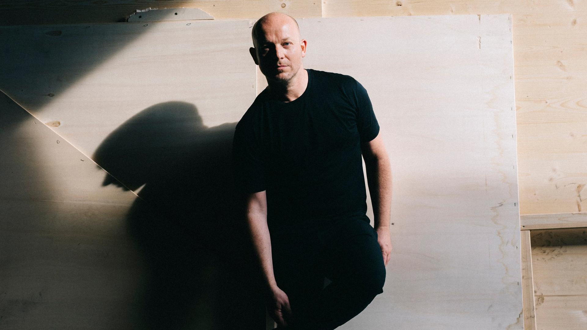 Ulrich Rasche, an eine Wand gelehnt im Halbschatten Ulrich Rasche, an eine Wand gelehnt im Halbschatten