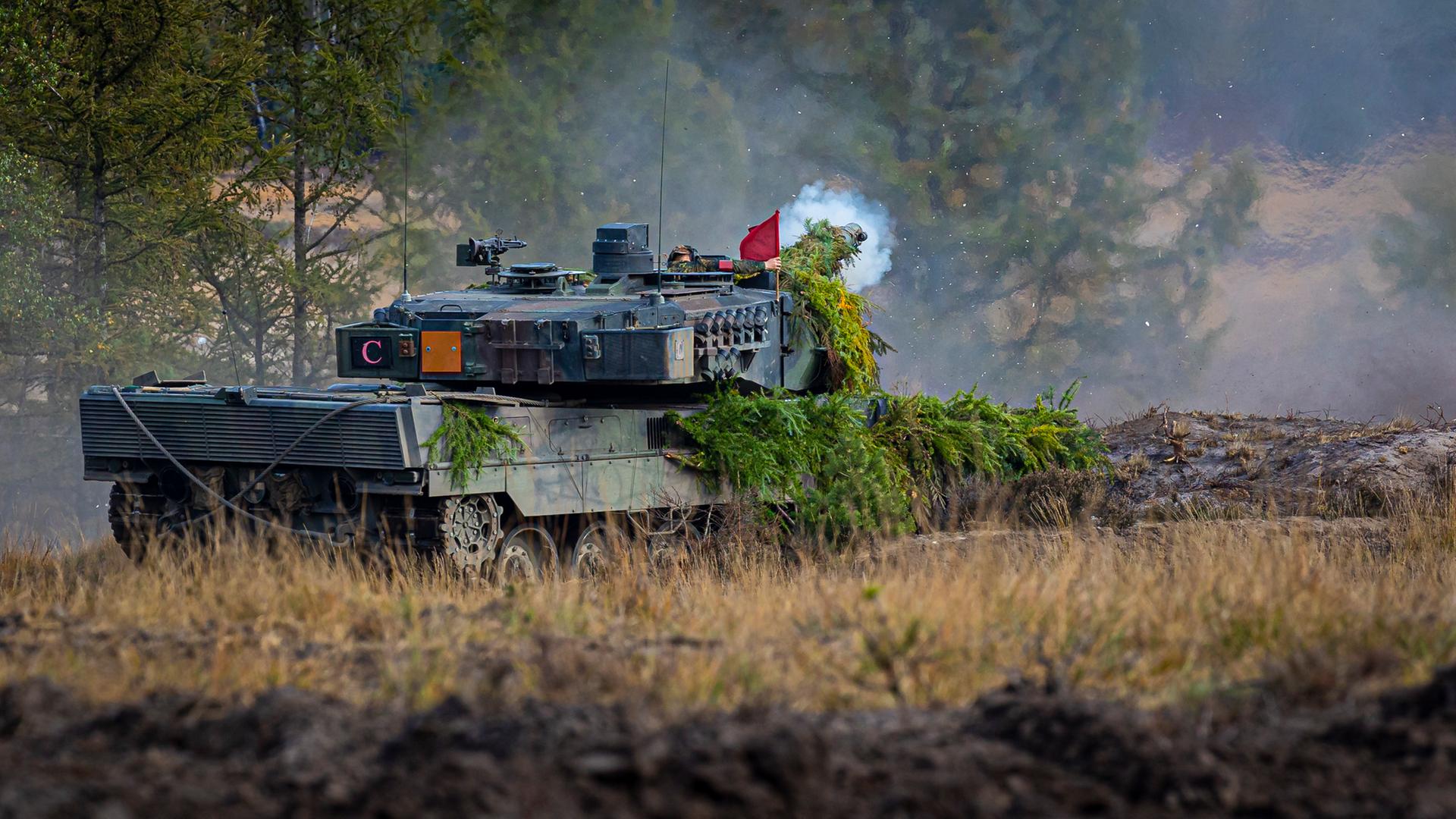 Ein Kampfpanzer vom Typ "Leopard 2" nimmt an der Ausbildungs- und Lehrübung des Heeres teil