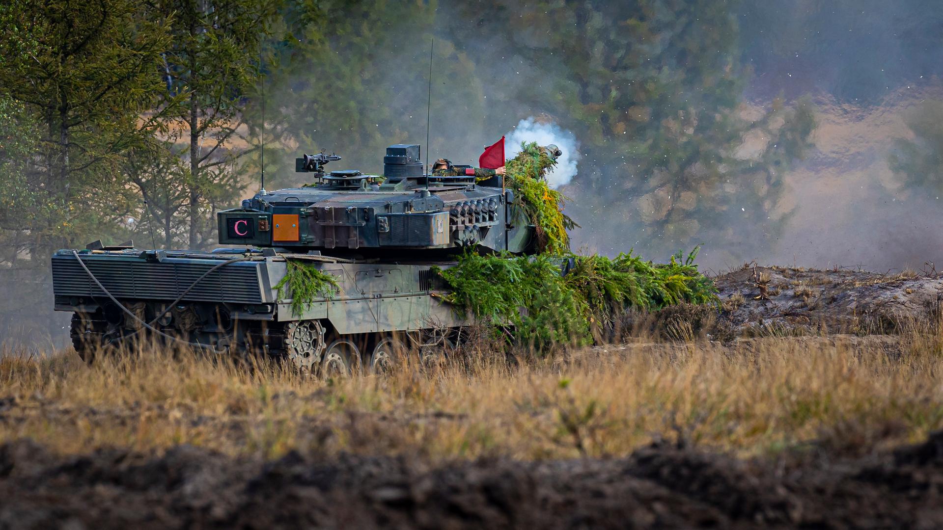 Ein Kampfpanzer vom Typ "Leopard 2" nimmt an der Ausbildungs- und Lehrübung des Heeres teil Ein Kampfpanzer vom Typ "Leopard 2" nimmt an der Ausbildungs- und Lehrübung des Heeres teil