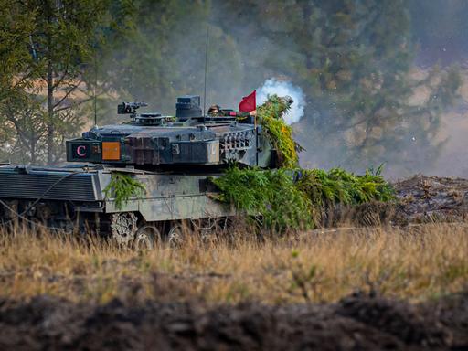 Ein Kampfpanzer vom Typ "Leopard 2" nimmt an der Ausbildungs- und Lehrübung des Heeres teil