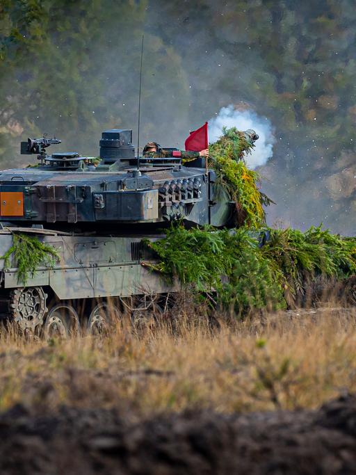 Ein Kampfpanzer vom Typ "Leopard 2" nimmt an der Ausbildungs- und Lehrübung des Heeres teil