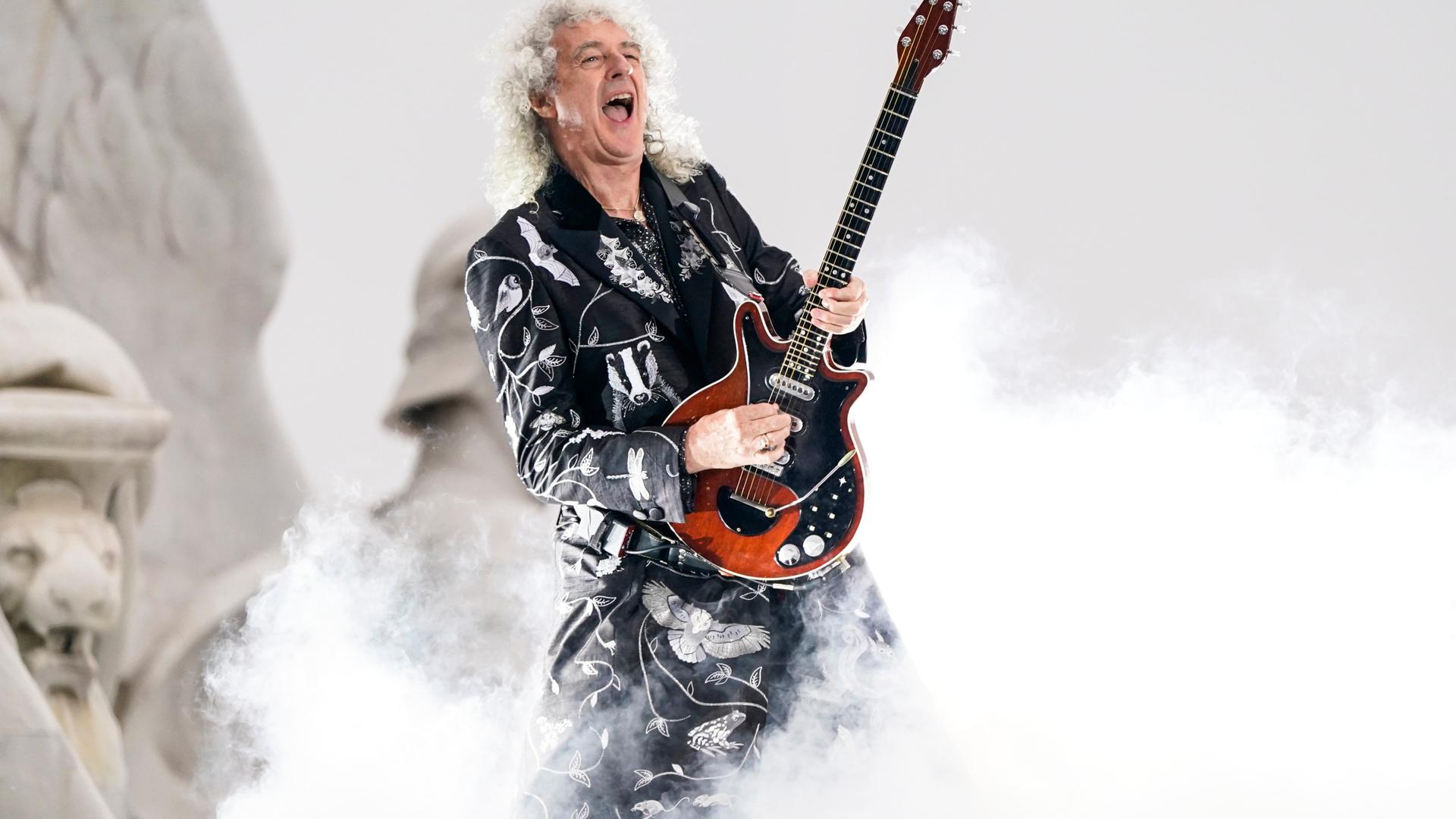 Brian May auf der Bühne vor dem Buckingham-Palast. Brian May auf der Bühne vor dem Buckingham-Palast.