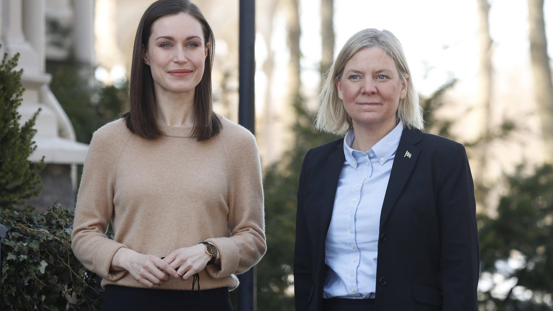 Die finnische Regierungschefin Sanna Marin (l.) und ihre schwedische Kollegin Magdalena Andersson (r.) bei einem Fototermin für den Besuch Anderssons in Helsinki im März 2022 Die finnische Regierungschefin Sanna Marin (l.) und ihre schwedische Kollegin Magdalena Andersson (r.) bei einem Fototermin für den Besuch Anderssons in Helsinki im März 2022