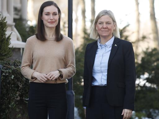 Die finnische Regierungschefin Sanna Marin (l.) und ihre schwedische Kollegin Magdalena Andersson (r.) bei einem Fototermin für den Besuch Anderssons in Helsinki im März 2022
