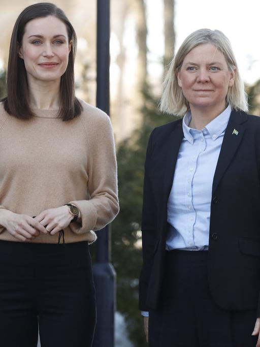 Die finnische Regierungschefin Sanna Marin (l.) und ihre schwedische Kollegin Magdalena Andersson (r.) bei einem Fototermin für den Besuch Anderssons in Helsinki im März 2022
