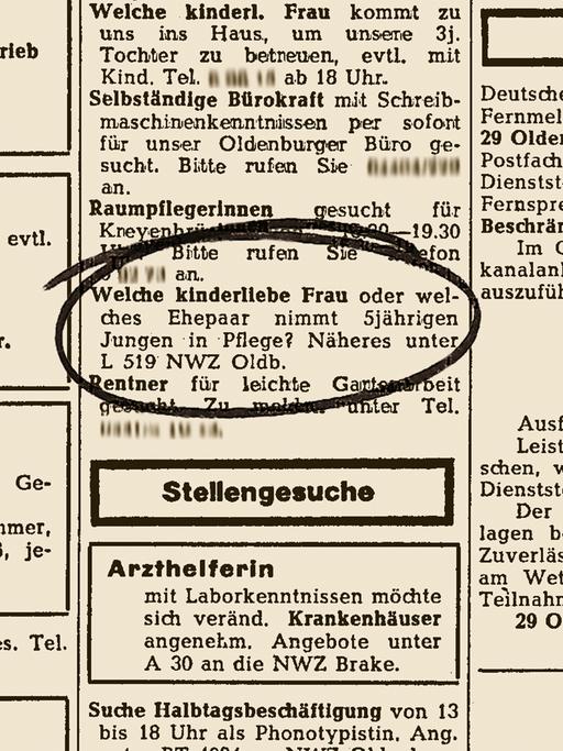 Eine Adoptionsanzeige aus der Zeitung. Inmitten der andere Anzeigen steht: "Welche kinderliebe Frau oder welches Ehepaar nimmt 5jährigen Jungen in Pflege?"