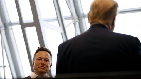 Elon Musk und Donald Trump im Gespräch im Kommandozentrum von SpaceX im Kennedy Space Center in Cape Canaveral