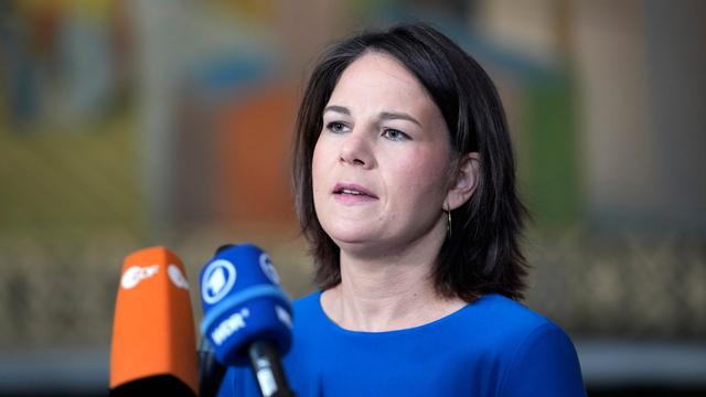 Bundesaußenministerin Annalena Baerbock spricht in Mikrofone.