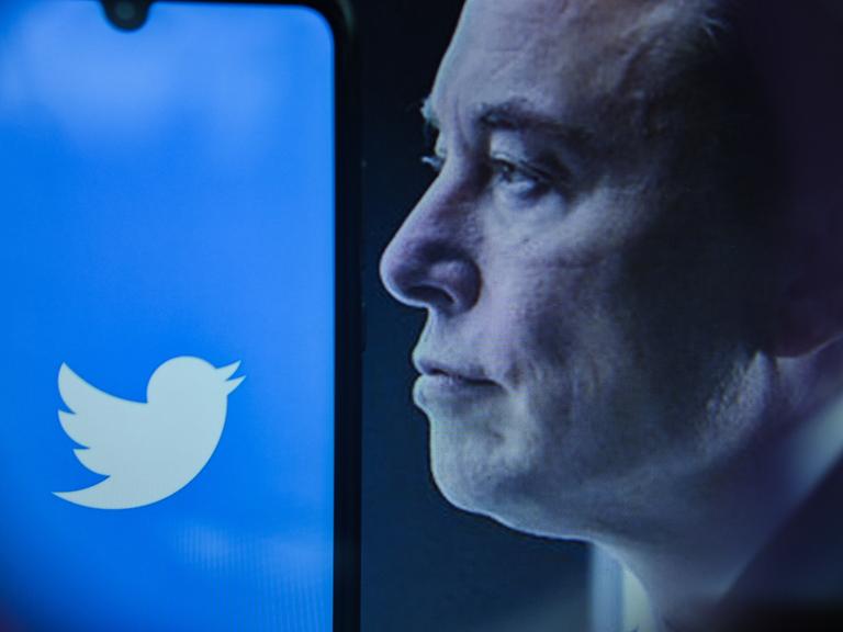 Der US-Milliardär Elon Musk und das Twitter-Zeichen 
