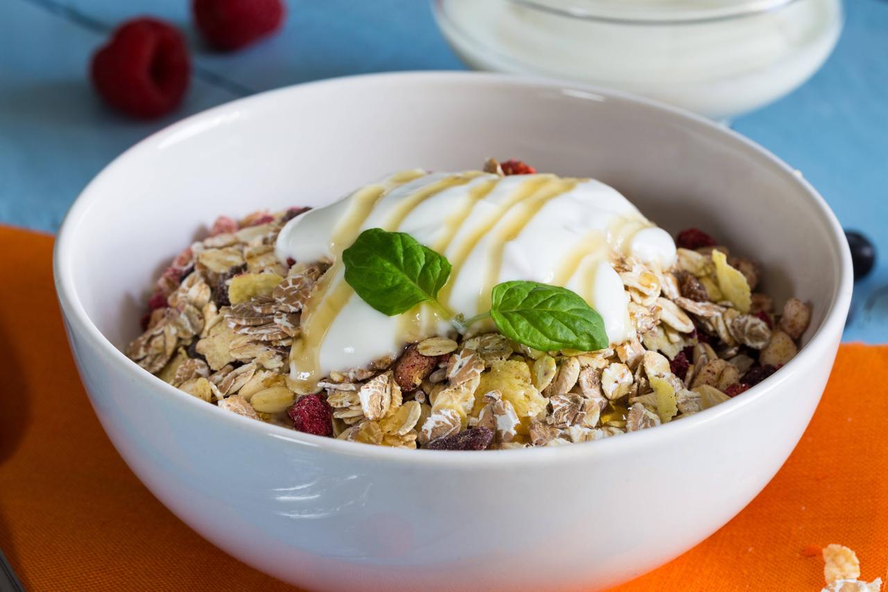 Eine Schüssel mit Müsli, Obst und Joghurt. Eine Schüssel mit Müsli, Obst und Joghurt.