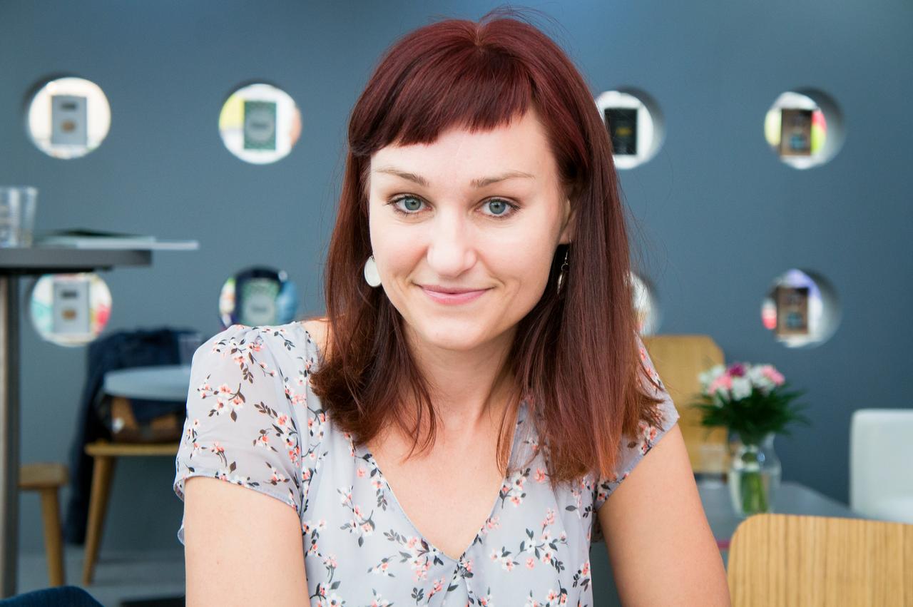 Kateřina Tučková lächelt in die Kamera. Eine junge Frau mit roten Haaren und assymmetrisch geschnittenem Pony. Kateřina Tučková lächelt in die Kamera. Eine junge Frau mit roten Haaren und assymmetrisch geschnittenem Pony.
