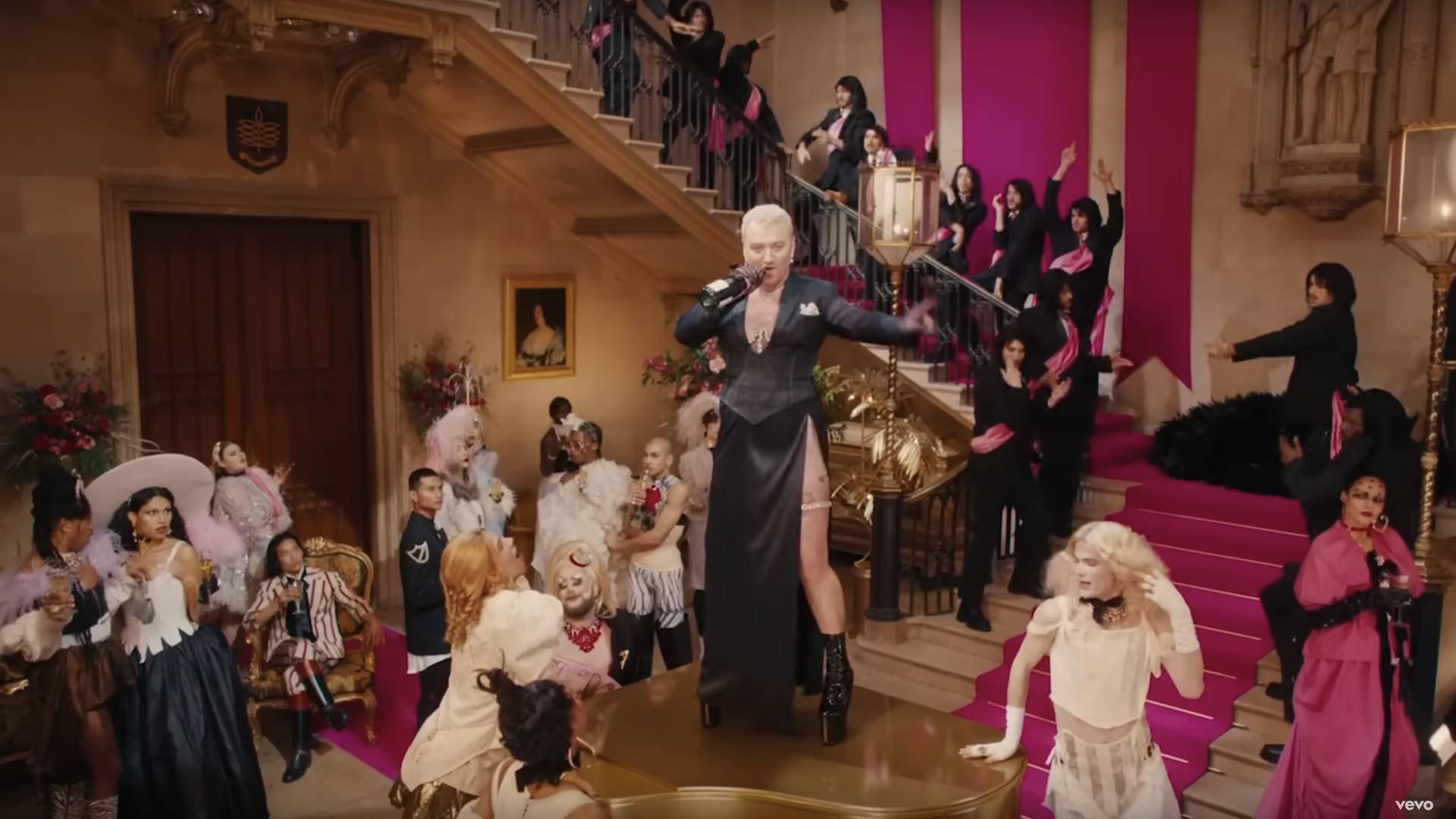 Ausschnitt aus dem Video zu Sam Smiths Song "I'm Not Here To Make Friends": Zu sehen ist eine ausschweifende Party in einem herrschaftlichen Gebäude. Sam Smith steht auf einer Art Flügel und singt, um ihn herum zahlreiche Personen in barock und sexy anmutenden Kleidern. Ausschnitt aus dem Video zu Sam Smiths Song "I'm Not Here To Make Friends": Zu sehen ist eine ausschweifende Party in einem herrschaftlichen Gebäude. Sam Smith steht auf einer Art Flügel und singt, um ihn herum zahlreiche Personen in barock und sexy anmutenden Kleidern.