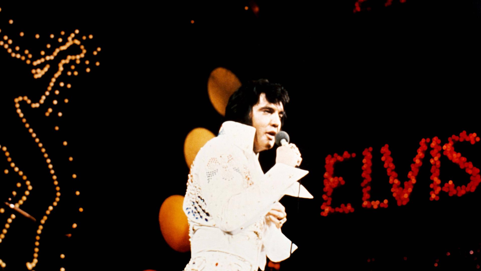 Elvis Presley bei seinem Konzert "Aloha from Hawaii", am 14. Januar 1973 in Honolulu. Elvis Presley bei seinem Konzert "Aloha from Hawaii", am 14. Januar 1973 in Honolulu.