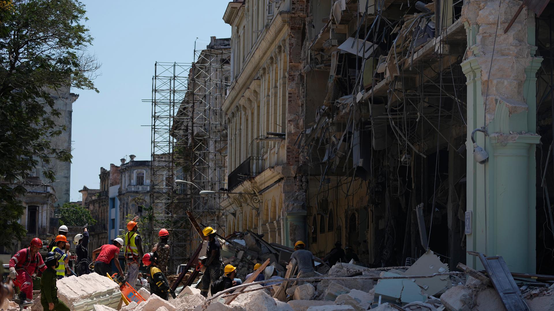 Rettungskräfte arbeiten inmitten der Trümmer vor dem Luxushotel Saratoga in Havanna. Die Fassade des Hotels ist teilweise eingestürzt. Rettungskräfte arbeiten inmitten der Trümmer vor dem Luxushotel Saratoga in Havanna. Die Fassade des Hotels ist teilweise eingestürzt.