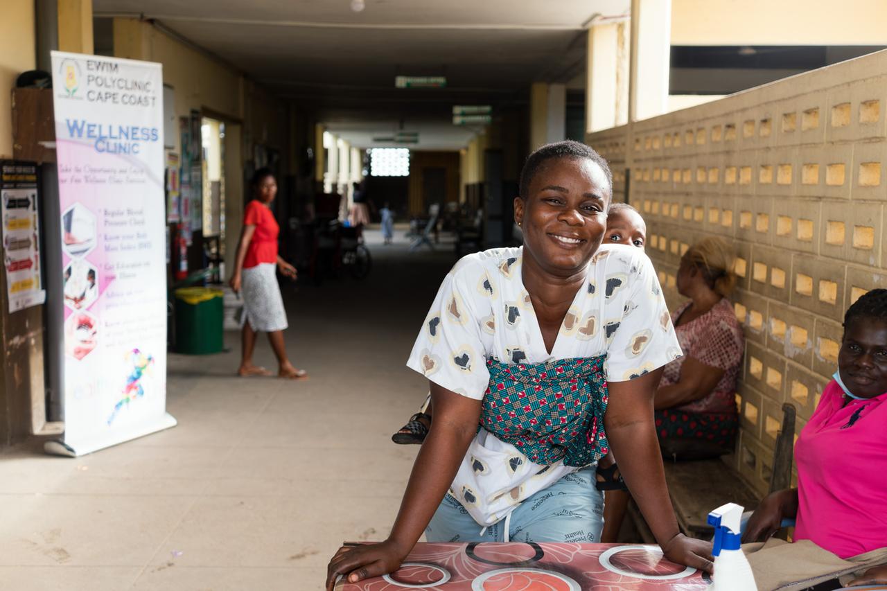 Mercy Yawson und andere Besucherinnen in der Ewim-Poliklinik der Stadt Capecoast, Ghana