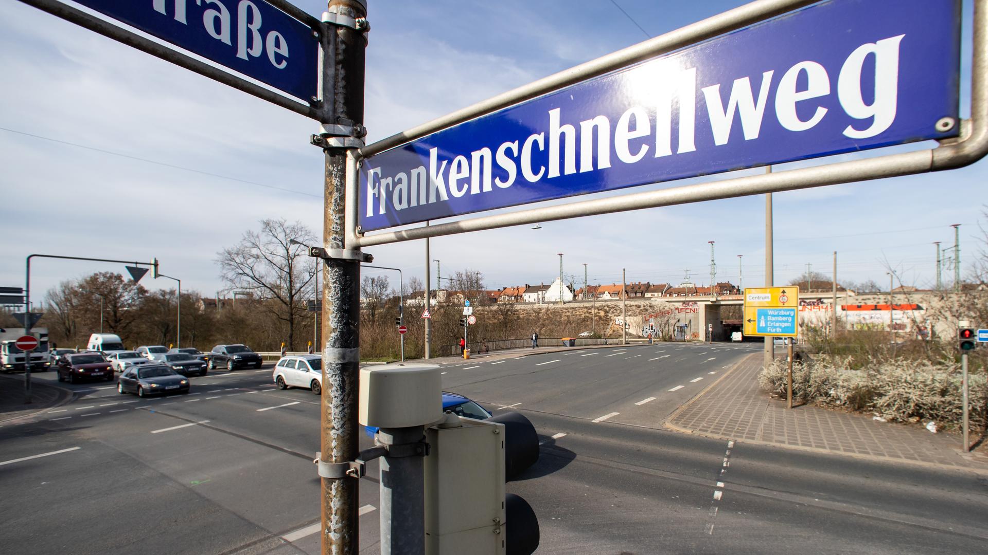 "Frankenschnellweg" steht auf einem Straßenschild an einer Ampelkreuzung in Nürnberg. "Frankenschnellweg" steht auf einem Straßenschild an einer Ampelkreuzung in Nürnberg.