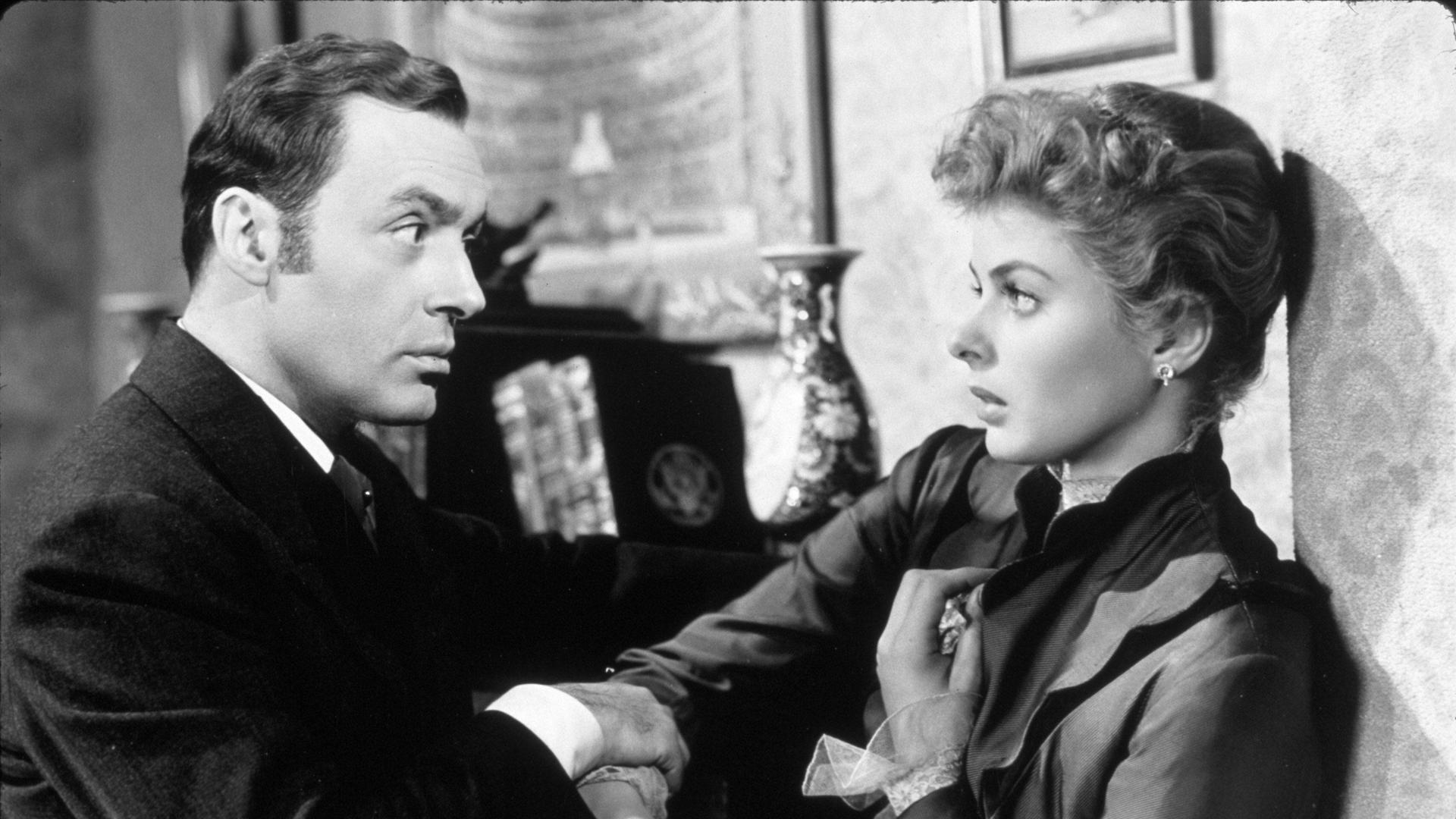 In "Gaslight" von Regisseur George Cukor von 1944 wird Paula (Ingrid Bergmann, re.) von ihrem Mann Gregory (Charles Boyer, li.) eingeschüchtert und bedroht. 