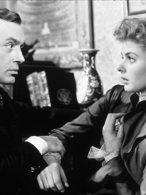 In "Gaslight" von Regisseur George Cukor von 1944 wird Paula (Ingrid Bergmann, re.) von ihrem Mann Gregory (Charles Boyer, li.) eingeschüchtert und bedroht. 