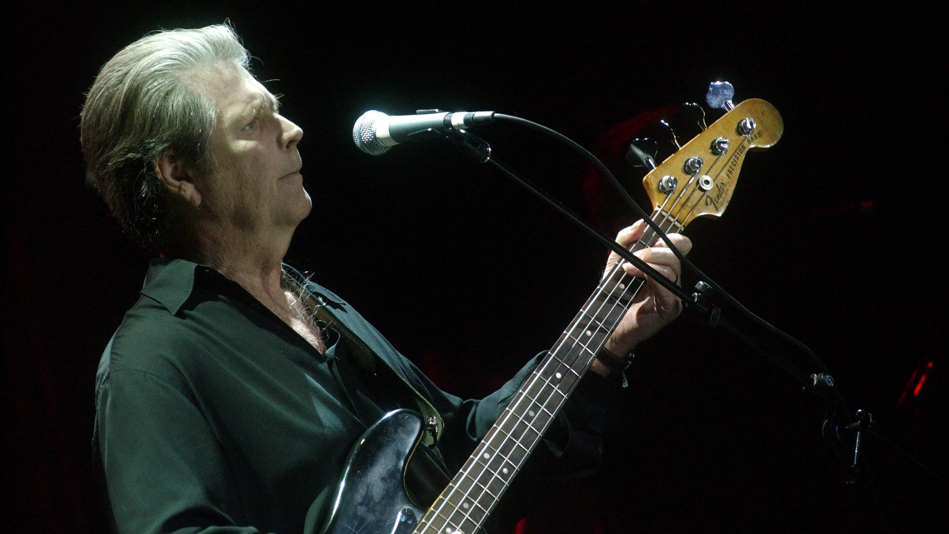 Brian Wilson, Sänger & Komponist der Beach Boys, auf einer Berliner Bühne mit Gitarre in der Hand. Brian Wilson, Sänger & Komponist der Beach Boys, auf einer Berliner Bühne mit Gitarre in der Hand.