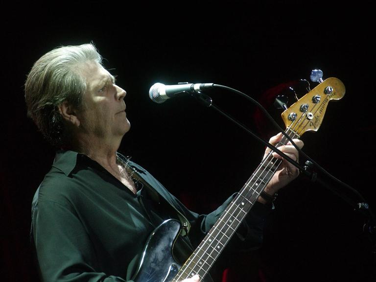 Brian Wilson, Sänger & Komponist der Beach Boys, auf einer Berliner Bühne mit Gitarre in der Hand.
