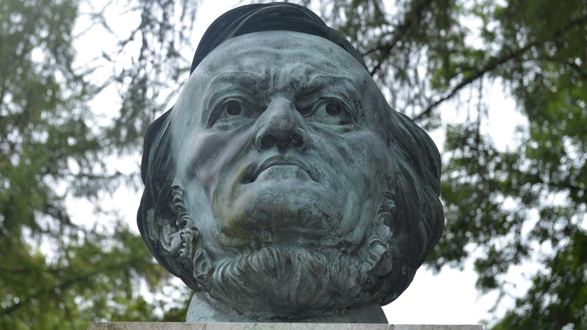 Blick auf die bronzene Büste des Kopfes von Richard Wagner in Bayreuth.