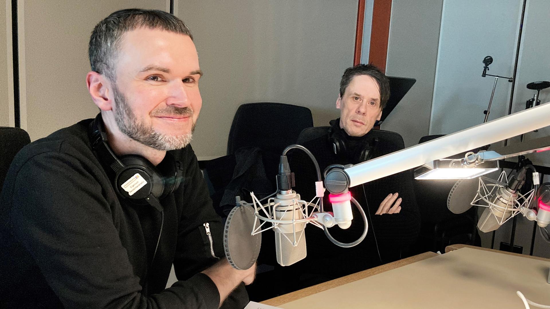 Thomas Thyssen und Henryk Gericke und sitzen im Radiostudio vor dem Mikrofon. Thomas Thyssen und Henryk Gericke und sitzen im Radiostudio vor dem Mikrofon.