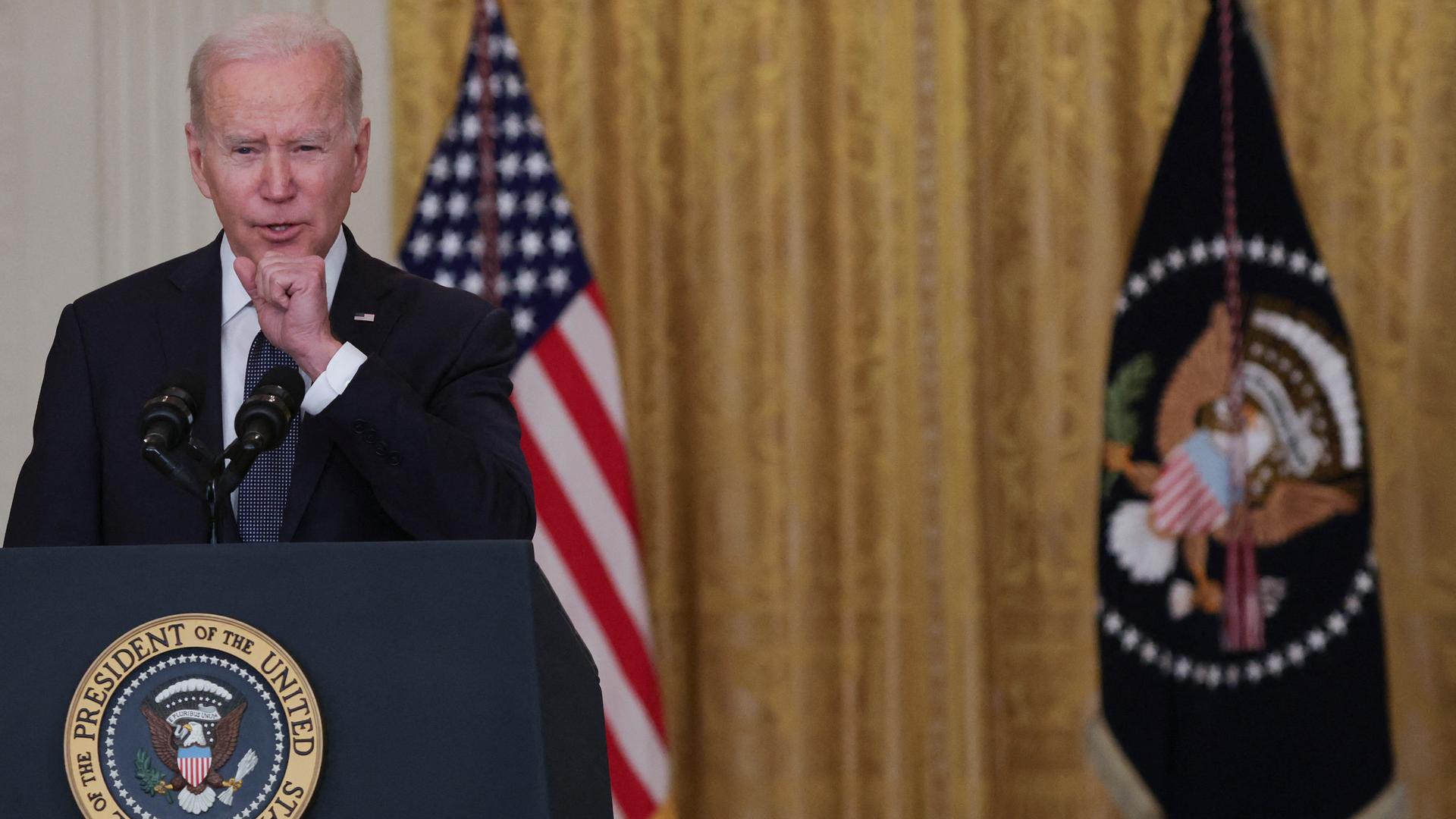 US-Präsident Biden äußert sich im Weißen Haus zur Ukraine-Krise. Er steht an einem Rednerpult.