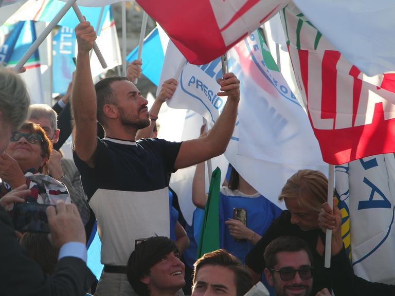 Wahlkampfveranstaltung der erwarteten Mitte-Rechts-Koalition auf dem Piazza del Popolo in Rom, Italien. 