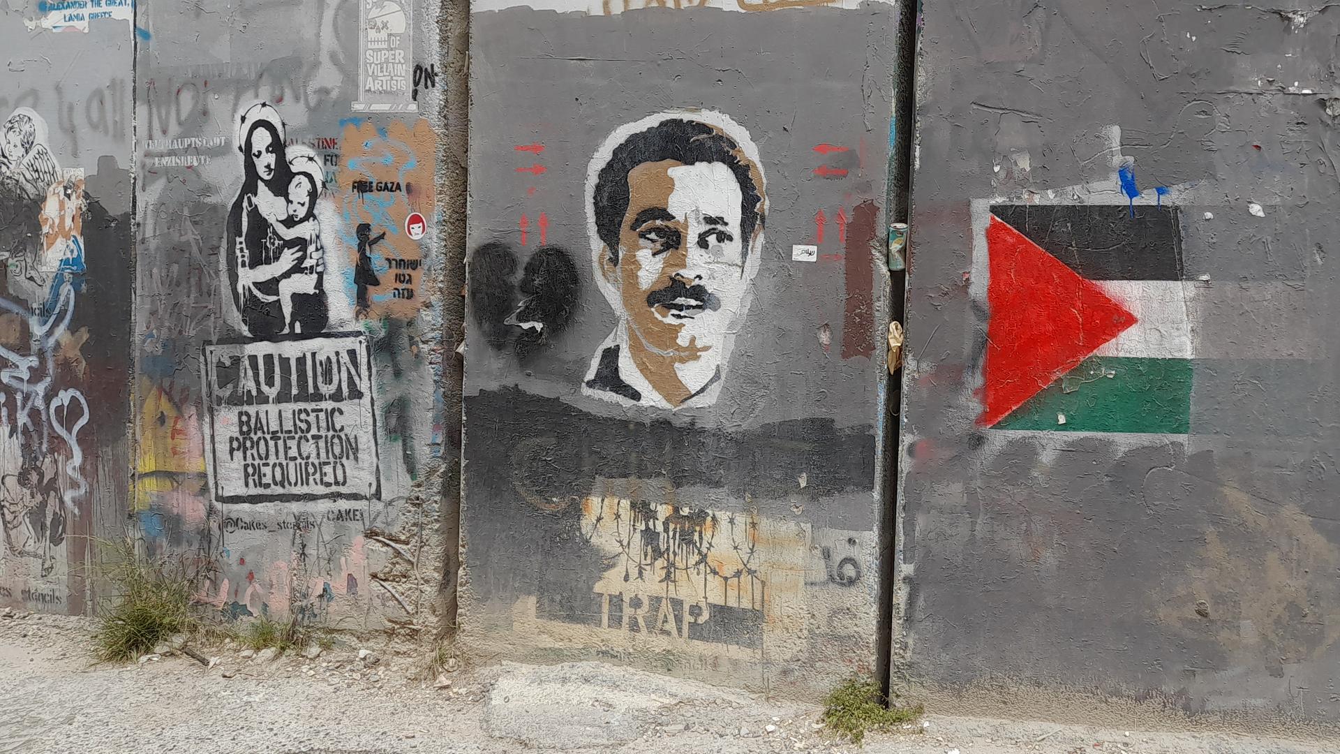 Ein Porträt-Graffitti des arabischen Autors Ghassan Kanafani an einer Wand. Ein Porträt-Graffitti des arabischen Autors Ghassan Kanafani an einer Wand.