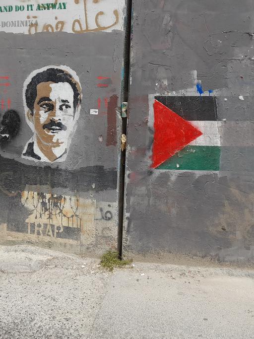 Ein Porträt-Graffitti des arabischen Autors Ghassan Kanafani an einer Wand.