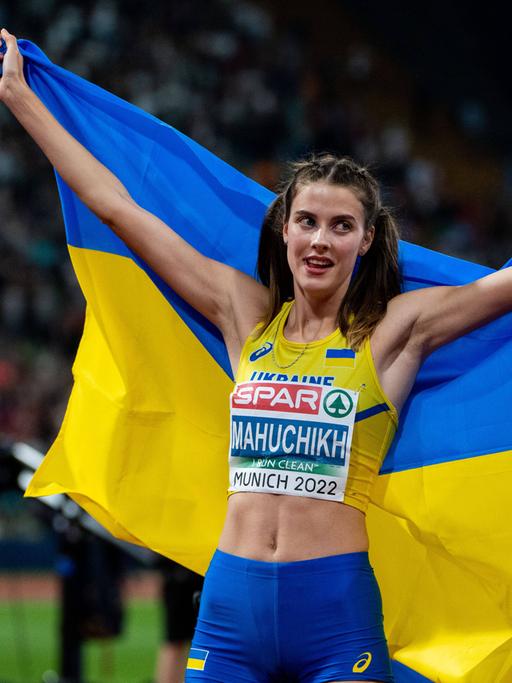 Die ukrainische Hochspringerin Jaroslawa Mahutschich feiert ihren Titelgewinn bei den Europameisterschaften in München.