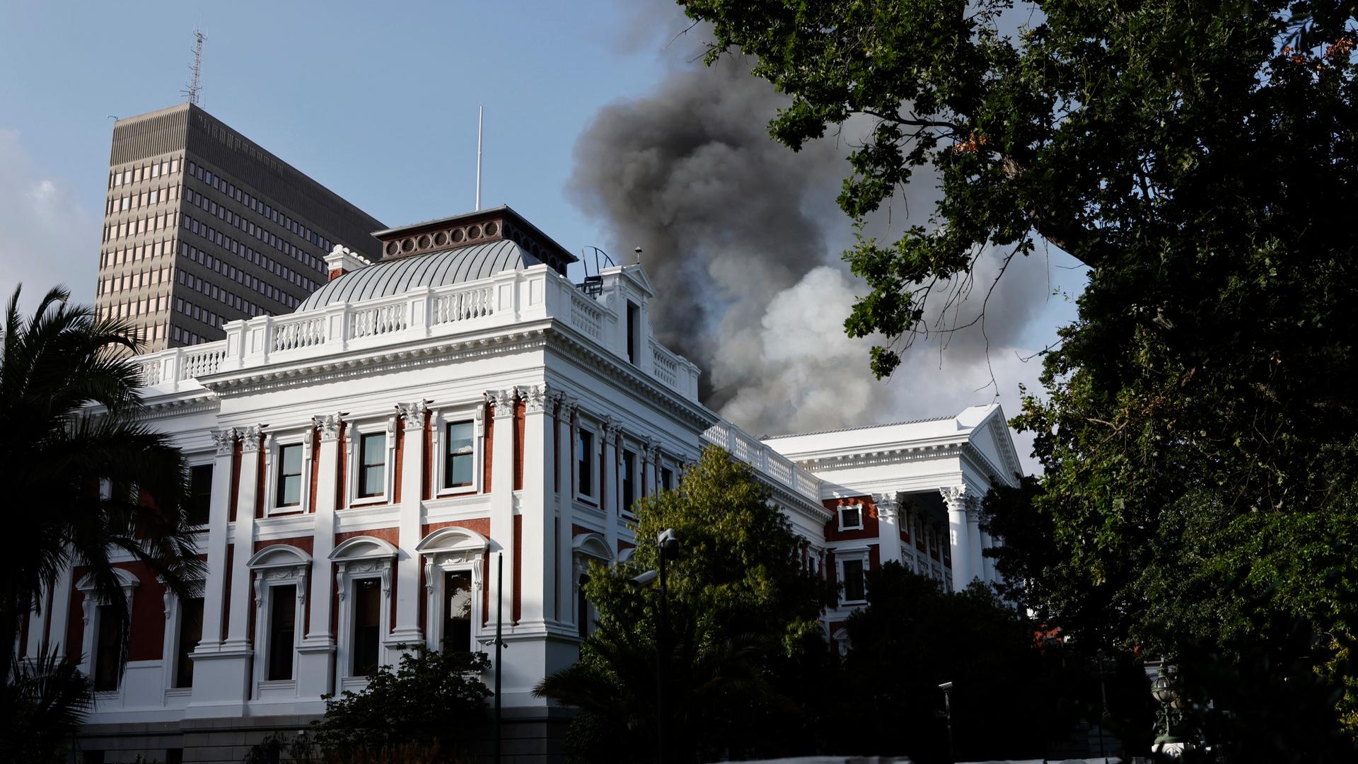 Eine graue Rauchwolke ist über dem Gebäude von dem südafrikanischen Parlaments in Kapstadt zu sehen.