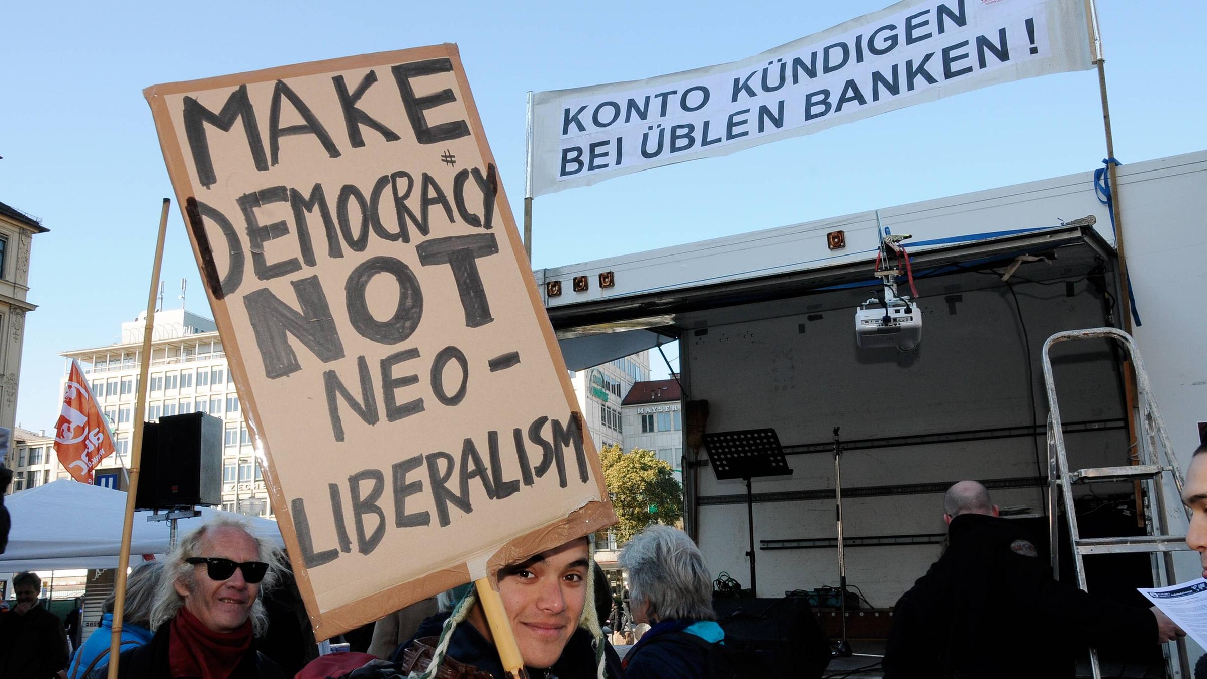 Demonstration gegen die Ungerechtigkeit des Finanzsystems und für mehr Demokratie in München, 15.10.2011 Demonstration gegen die Ungerechtigkeit des Finanzsystems und für mehr Demokratie in München, 15.10.2011