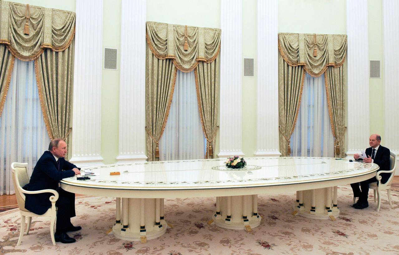 Bundeskanzler Olaf Scholz am langen Tisch in Moskau mit Russlands Präsident Wladimir Putin Mitte Februar.  