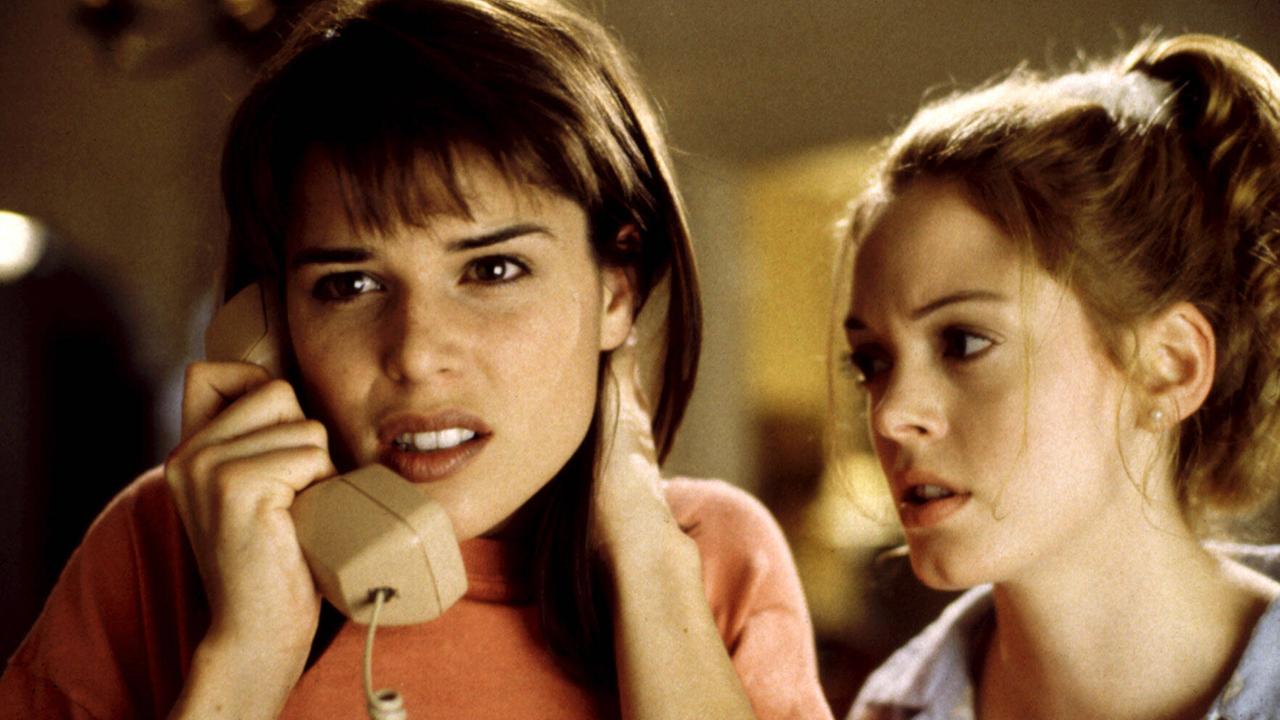 Zwei junge Frauen blicken verstört, während eine von beiden telefoniert.