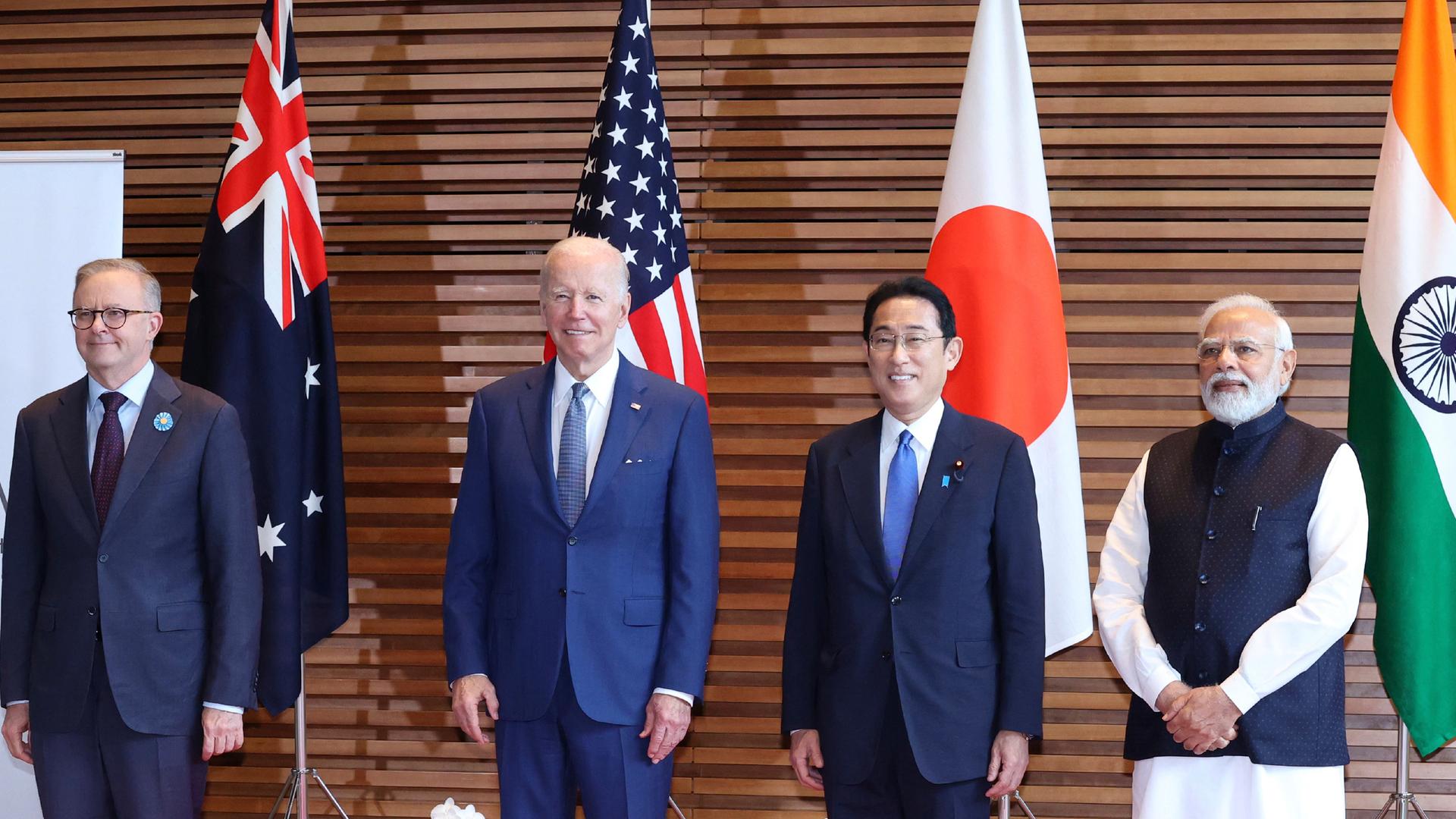 Beim Quad-Gipfel in Tokio posieren Australians Premierminister Anthony Albanese, U.S.-Präsident Joe Biden, Japans Premierminister Fumio Kishida und Indiens Premierminister Narendra Modi vor ihren Landesflaggen Beim Quad-Gipfel in Tokio posieren Australians Premierminister Anthony Albanese, U.S.-Präsident Joe Biden, Japans Premierminister Fumio Kishida und Indiens Premierminister Narendra Modi vor ihren Landesflaggen