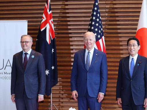 Beim Quad-Gipfel in Tokio posieren Australians Premierminister Anthony Albanese, U.S.-Präsident Joe Biden, Japans Premierminister Fumio Kishida und Indiens Premierminister Narendra Modi vor ihren Landesflaggen