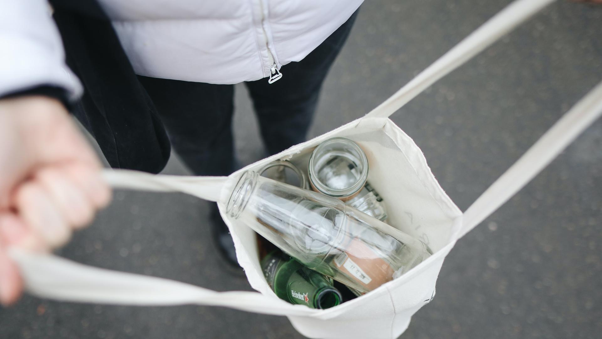 Eine Stofftüte mit Glasbehältern für plastikfreies Einkaufen Eine Stofftüte mit Glasbehältern für plastikfreies Einkaufen