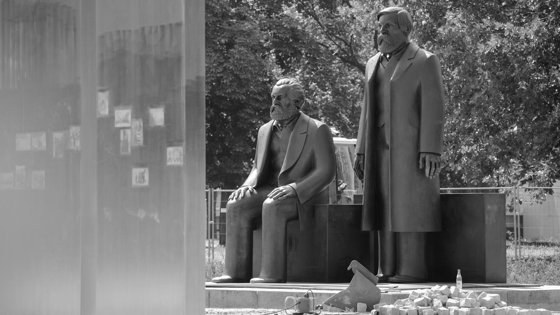 Das Marx-Engels-Denkmal in Berlin. Die Stelen stehen daneben. Das Marx-Engels-Denkmal in Berlin. Die Stelen stehen daneben.